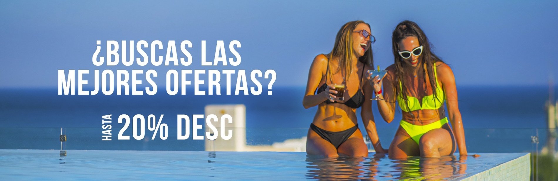 un hombre y una mujer se paran en la puerta de una piscina
