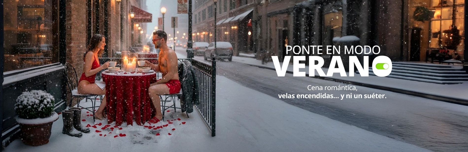 Una pareja en traje de baño disfruta de una cena romántica con velas al aire libre en una calle nevada, con el texto publicitario "PONTE EN MODO VERANO".