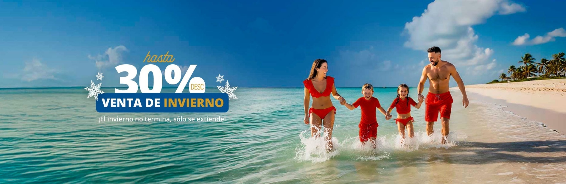 un hombre y una mujer se paran en la puerta de una piscina