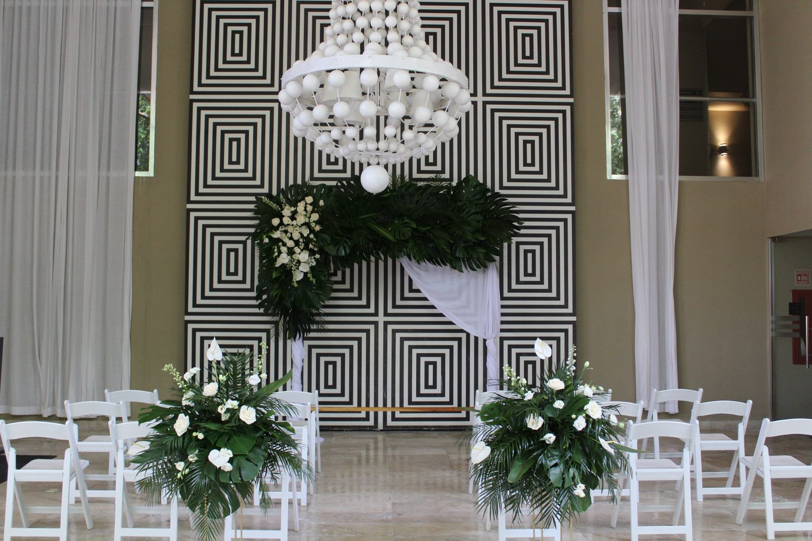 Recepción de boda en lugar interior con decoración elegante en Riviera Maya