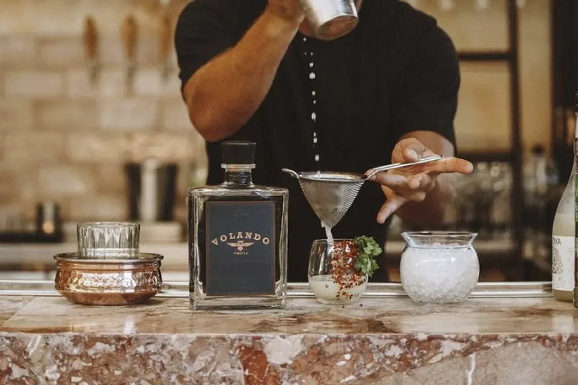 Bartender prepara una Degustación de Tequila: Sabor y Tradición mexicana en The Fives Hotels.