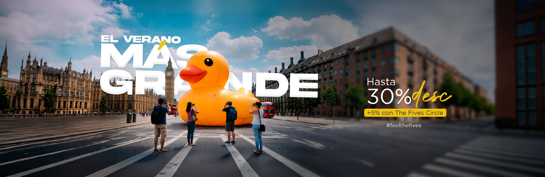 Pareja disfrutando la playa frente al mar en Puerto Morelos