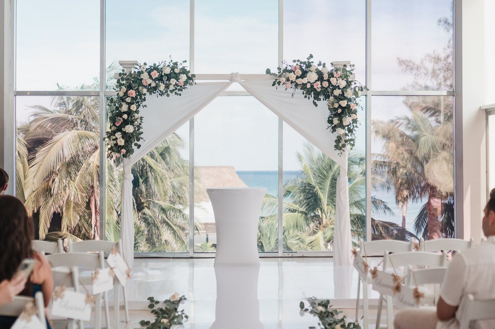 Inspiración de ceremonia en salón interior con detalles florales elegantes