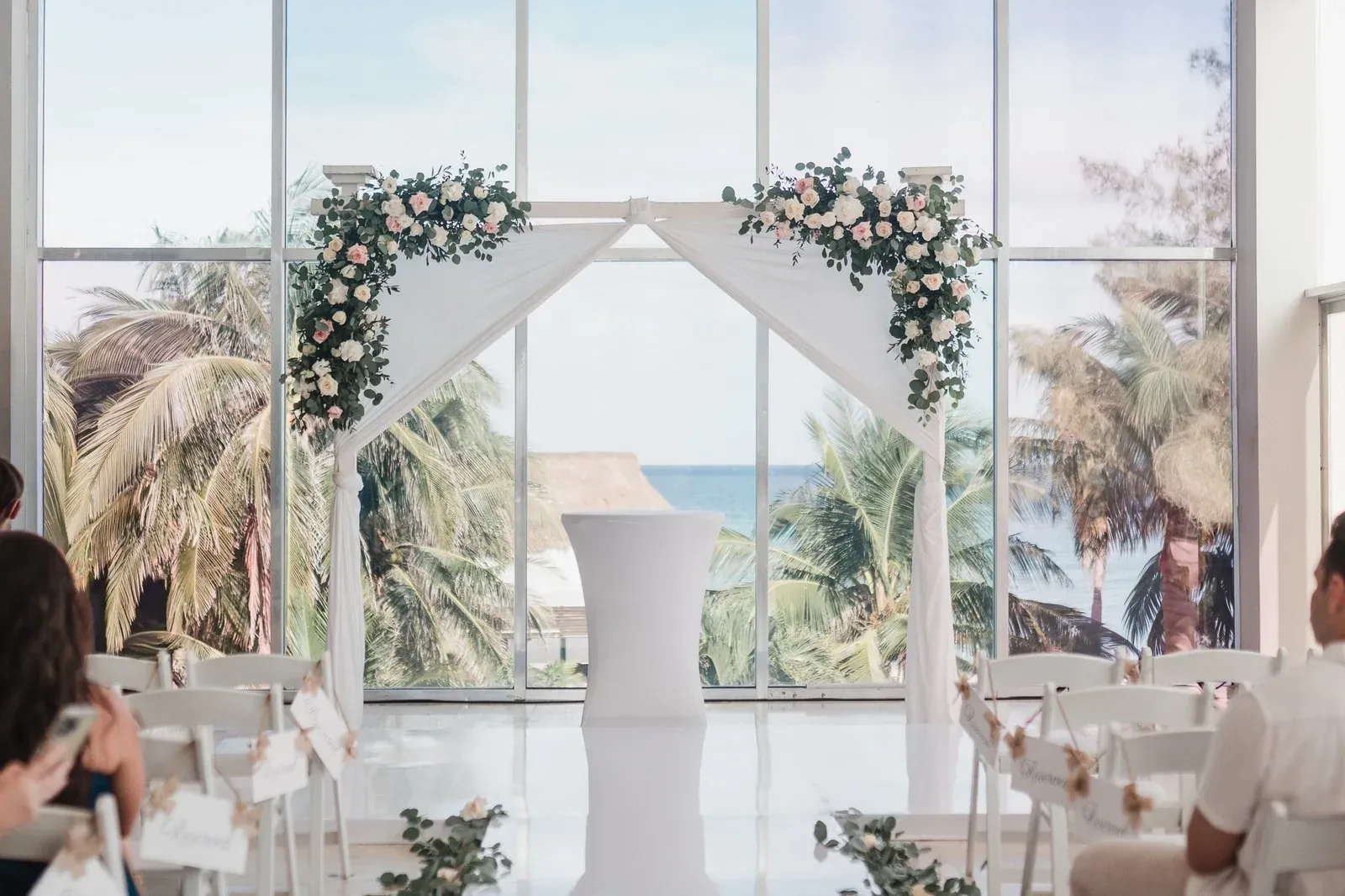 Inspiración de ceremonia en salón interior con detalles florales elegantes