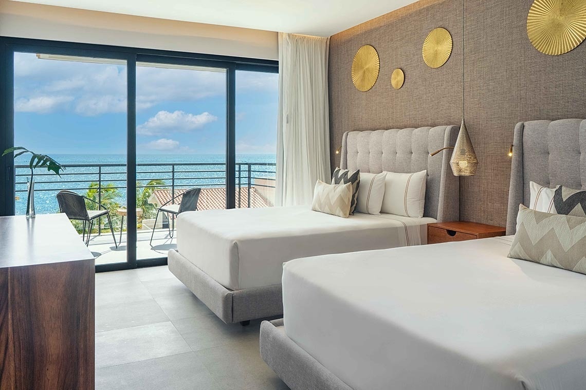 Habitación doble de lujo con vista al mar en The Fives Oceanfront Riviera Maya, México.