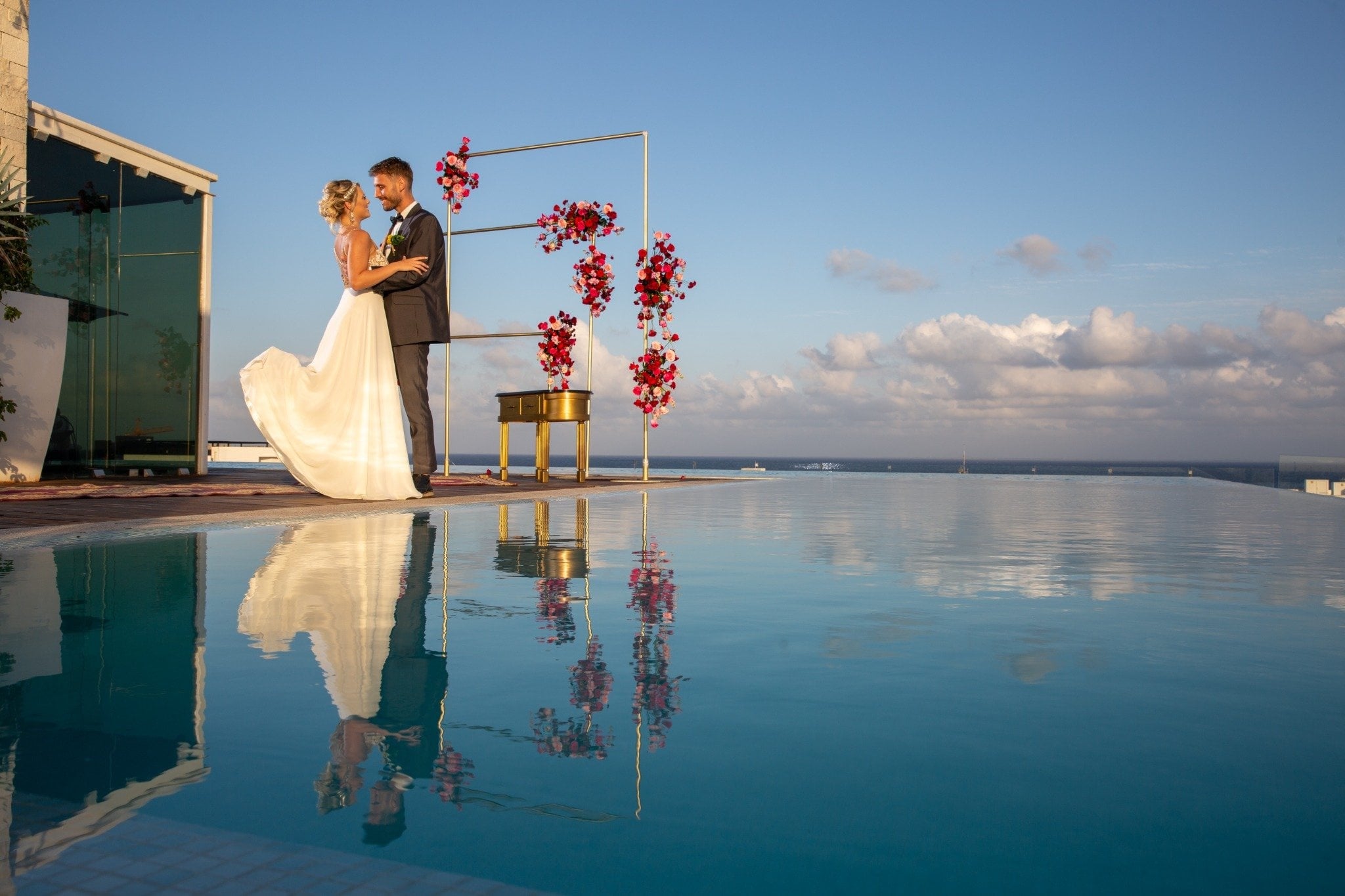 Novios en una locación elevada al aire libre para boda en Riviera Maya
