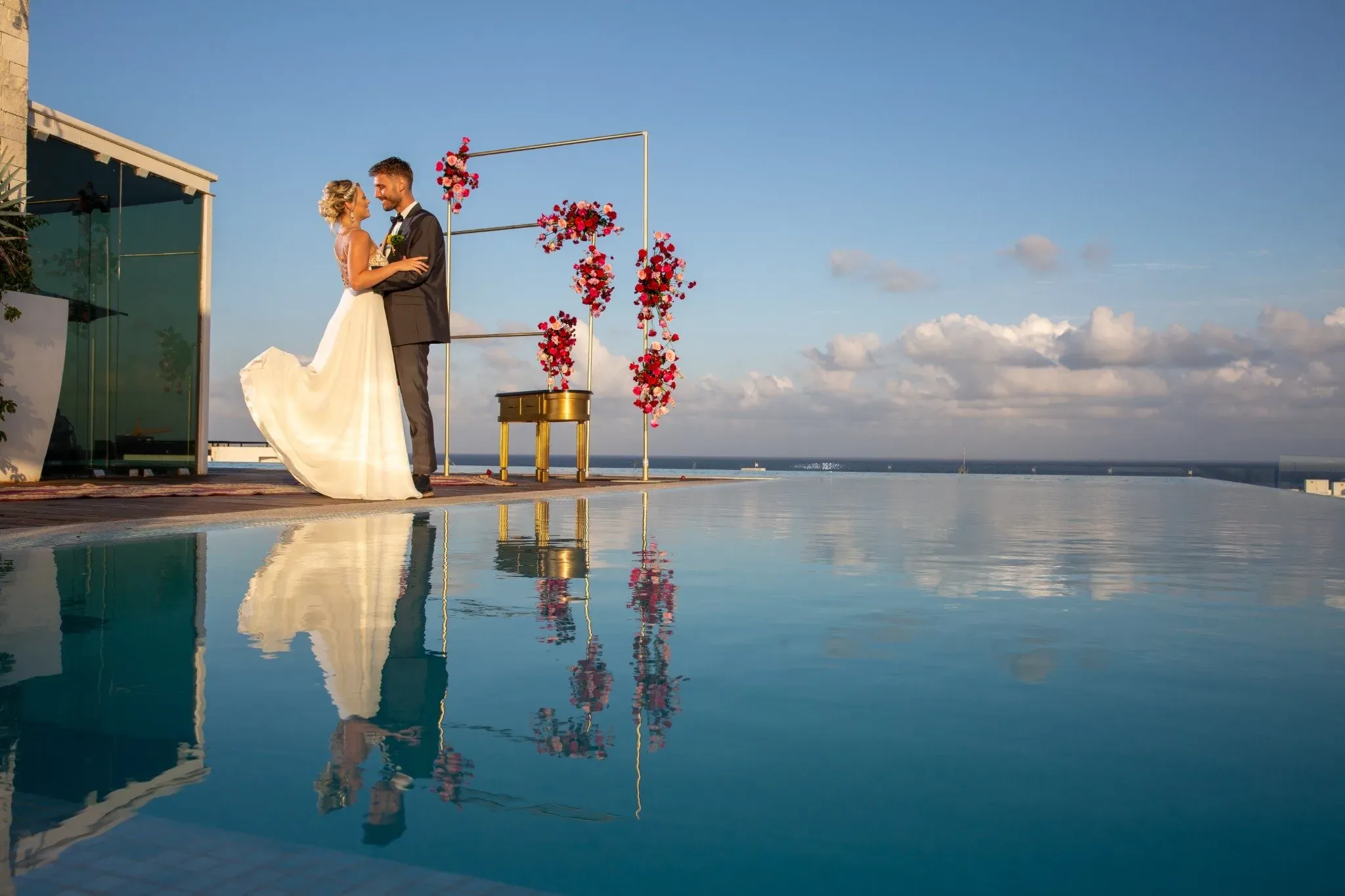 Novios en una locación elevada al aire libre para boda en Riviera Maya