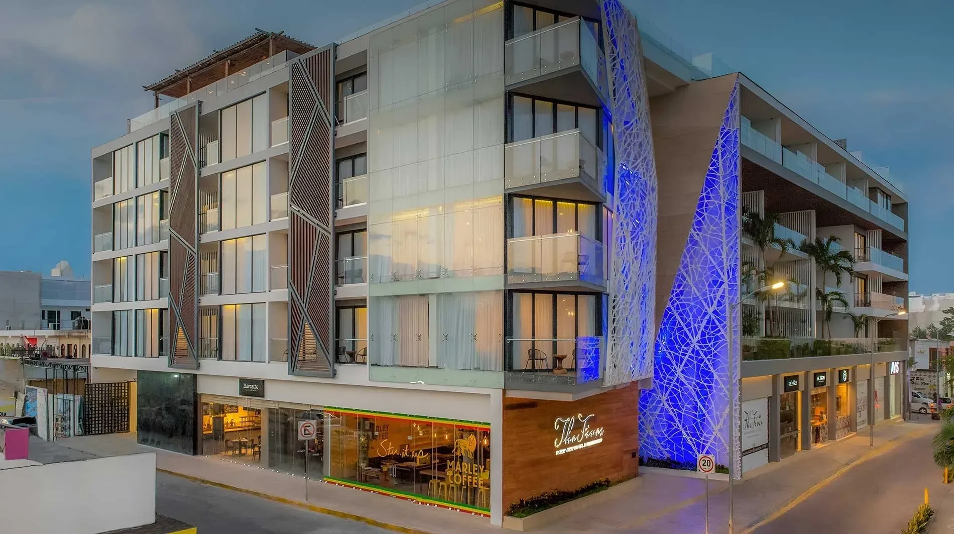 The Fives Downtown Hotel: fachada moderna con luces azules, estilo mexicano.