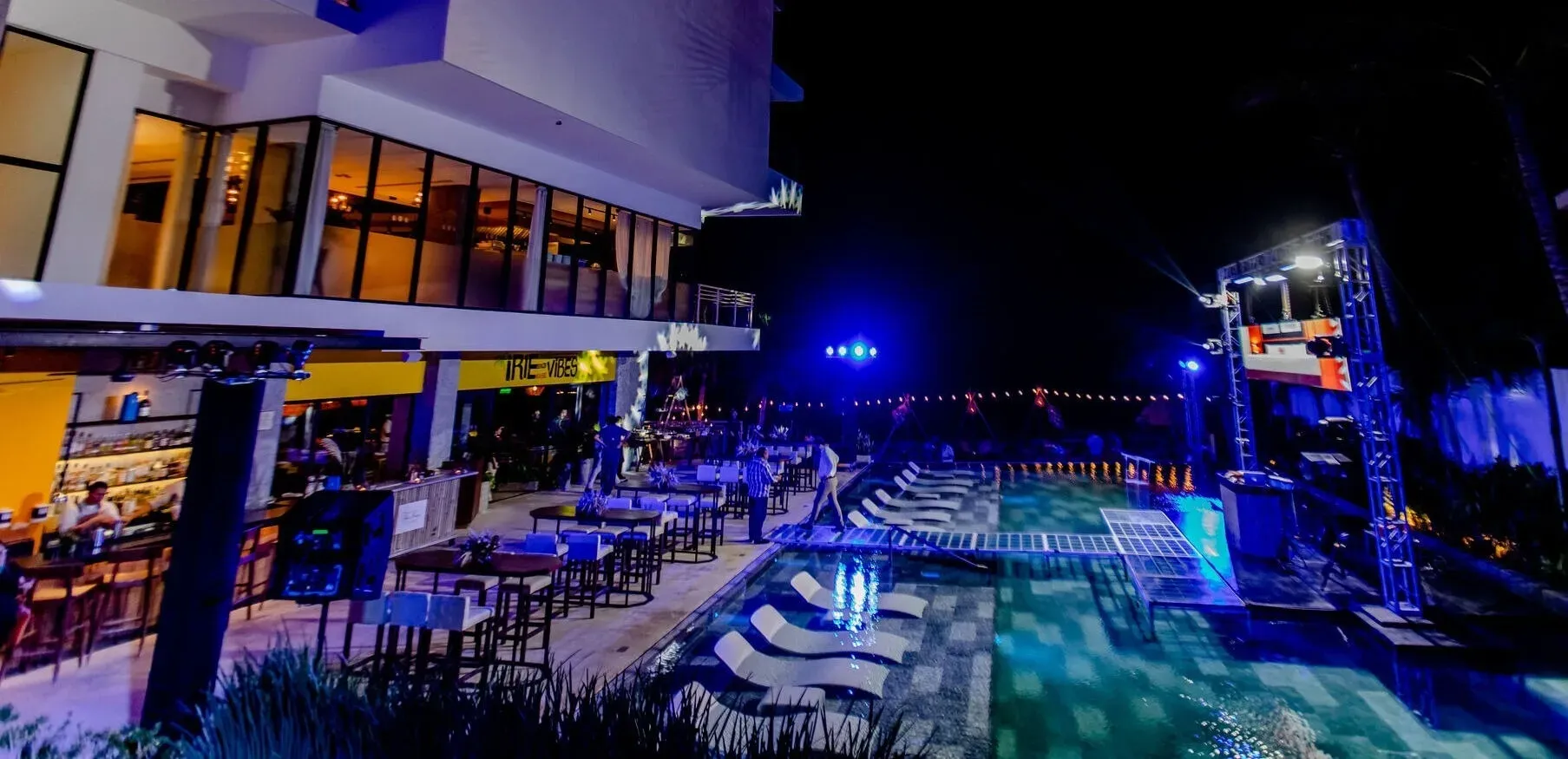 Eventos en The Fives Oceanfront Puerto Morelos: Piscina nocturna y bar para eventos.