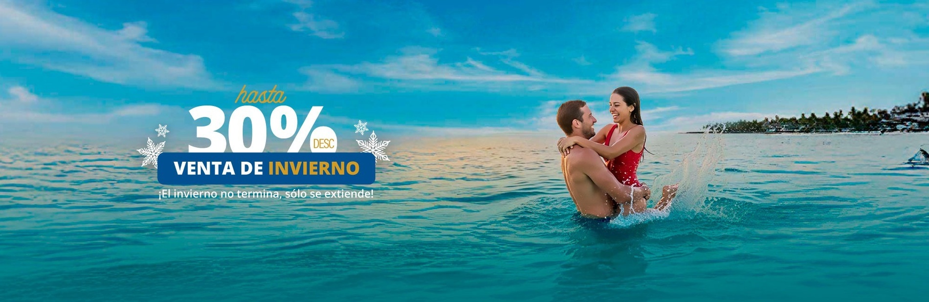 un hombre y una mujer se paran en la puerta de una piscina