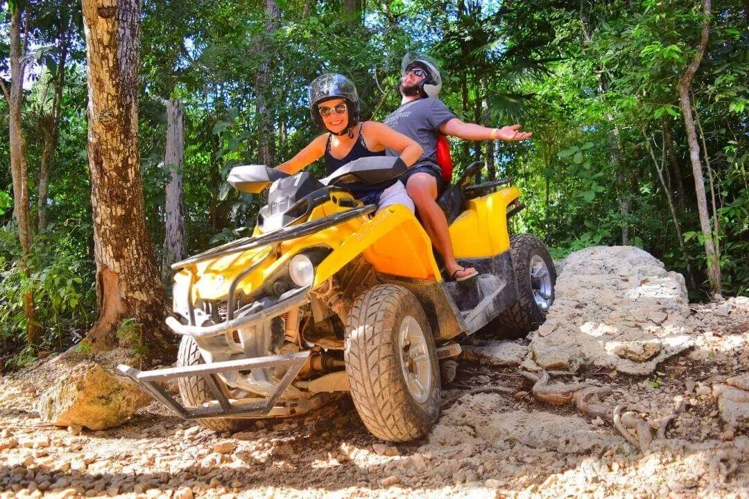 Pareja en cuatrimoto en The Fives Corpo, aventura en la naturaleza