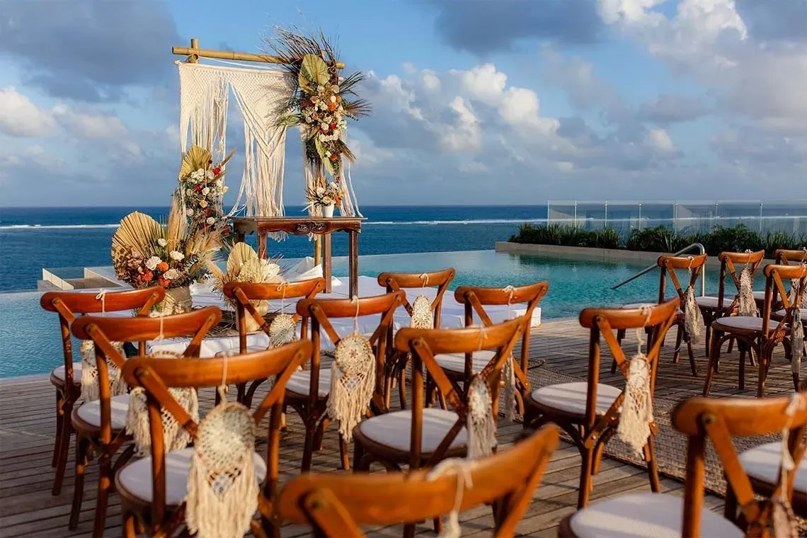 Sillas de boda frente al mar con decoración bohemia. Paquetes Bodas Oceanfront | The Fives Hotels | Web Oficial.