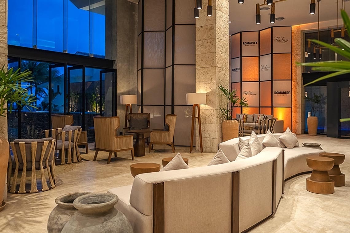 Lobby de The Fives Oceanfront Riviera Maya: sofás curvos, arte y diseño. ¡Reserva en México!