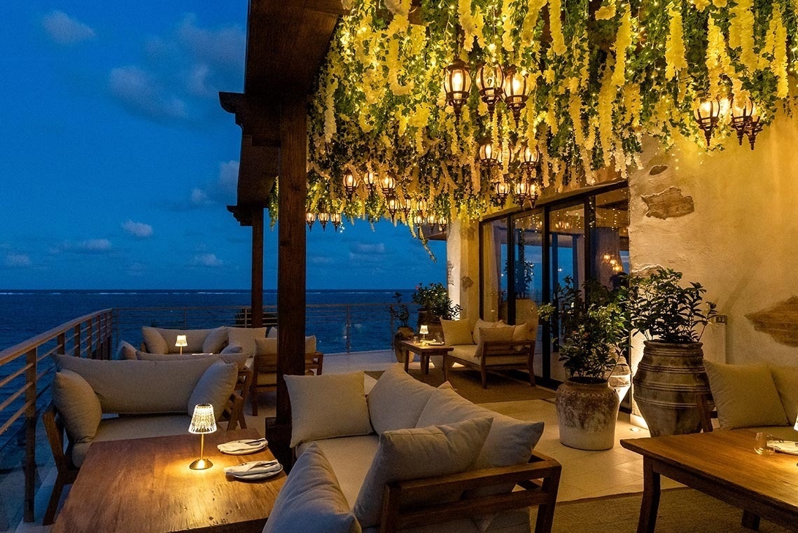 Terraza de lujo con vista al mar en The Fives Oceanfront Riviera Maya, México