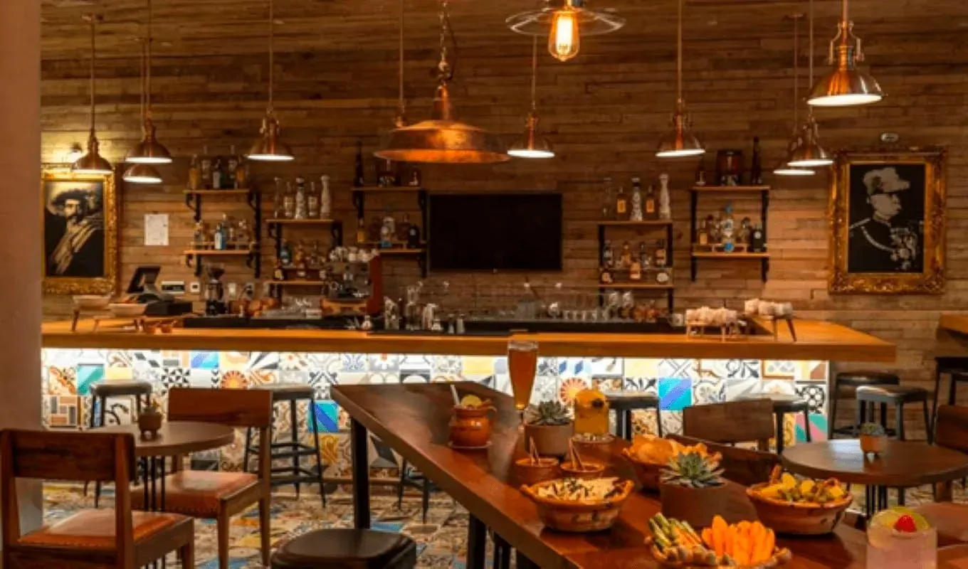 Experience the best bars in Playa del Carmen at The Fives Hotels. Enjoy our vibrant bar ambiance.