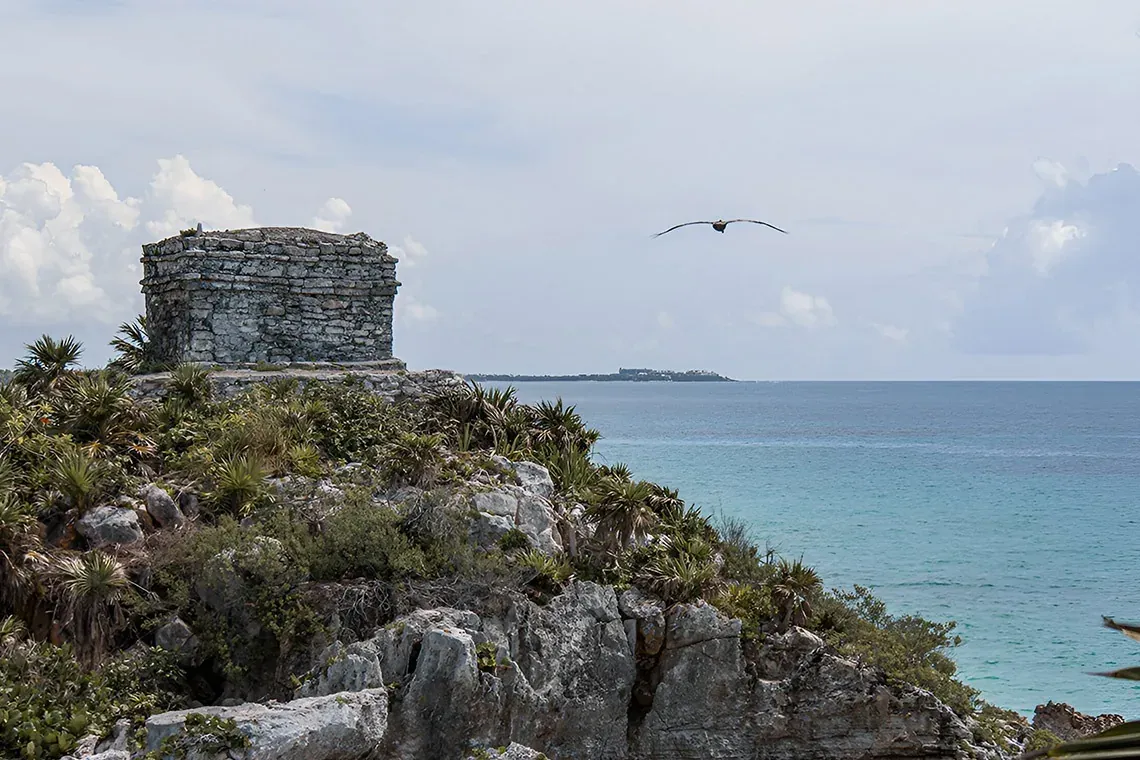 Ruinas Mayas junto al mar Caribe, vistas desde The Fives Corpo