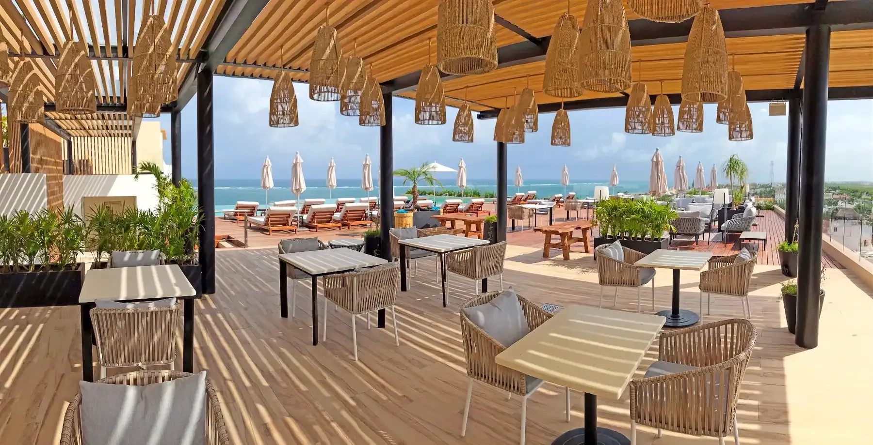 Terraza de hotel con vista al mar, mobiliario exterior y decoración isleña. The Fives Corpo