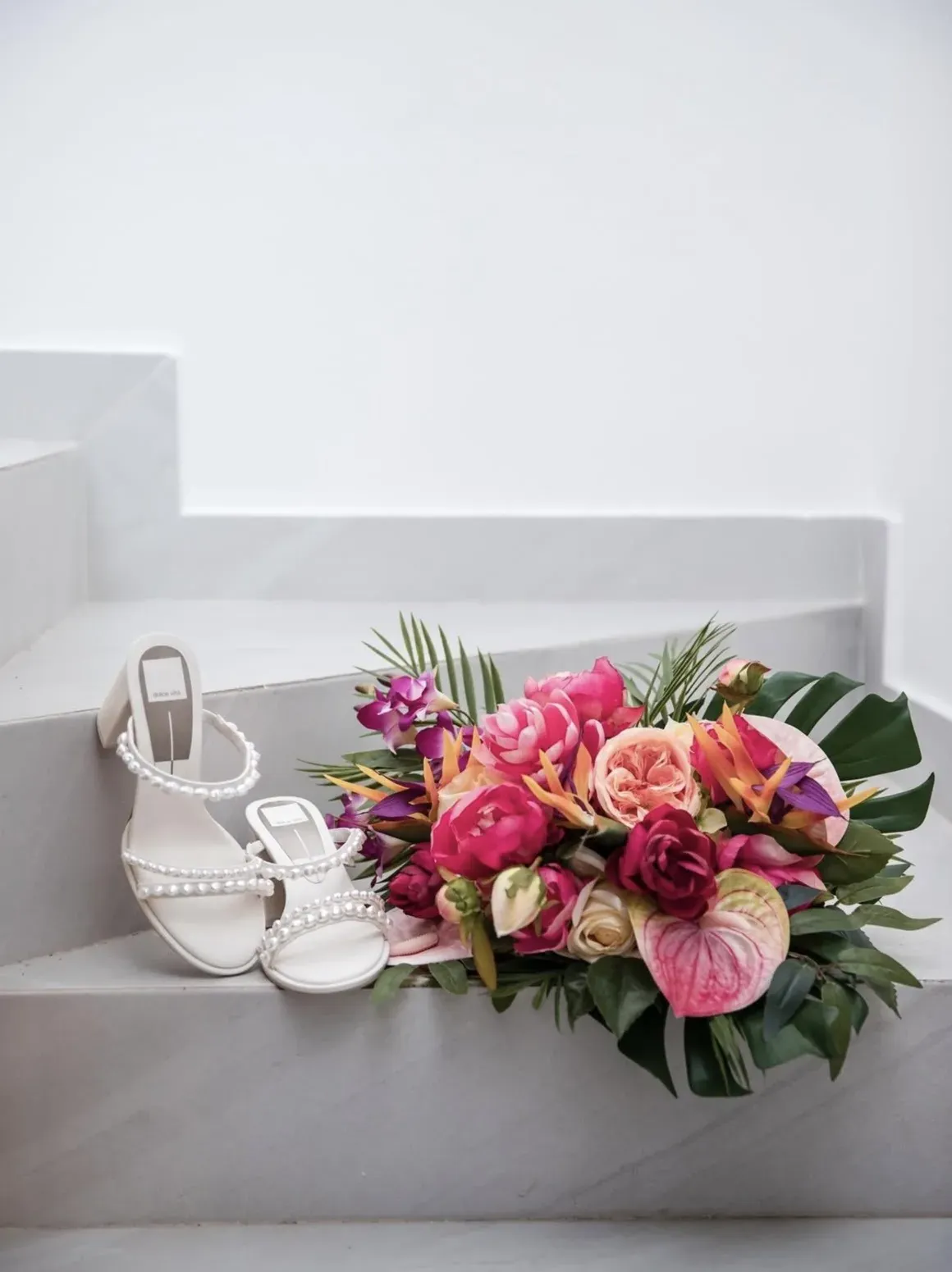 Montaje de recepción de boda frente al mar con decoración elegante