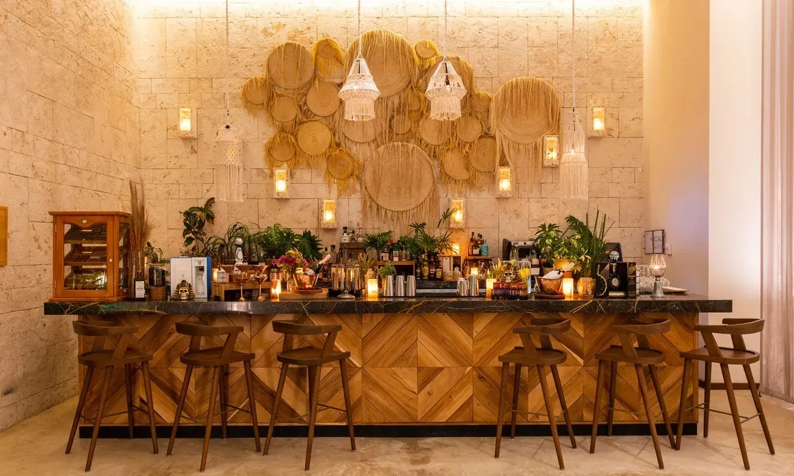The Fives Corpo bar: cozy ambiance with artisan decor and wooden stools.
