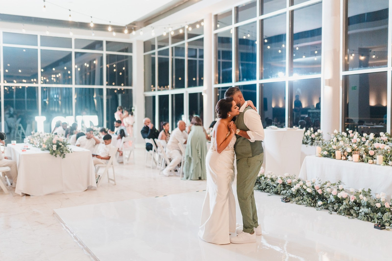 Experiencia de boda destino con lugares interiores en The Fives Hotels