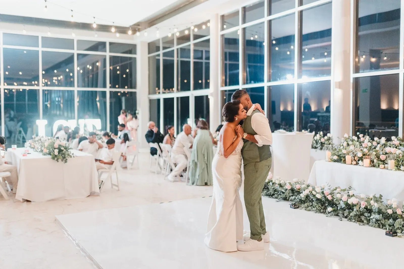 Experiencia de boda destino con lugares interiores en The Fives Hotels