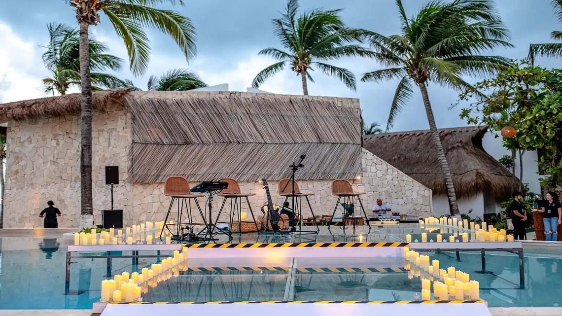Escenario de eventos con velas junto a la piscina: The Beachfront by The Fives Hotels | Web oficial