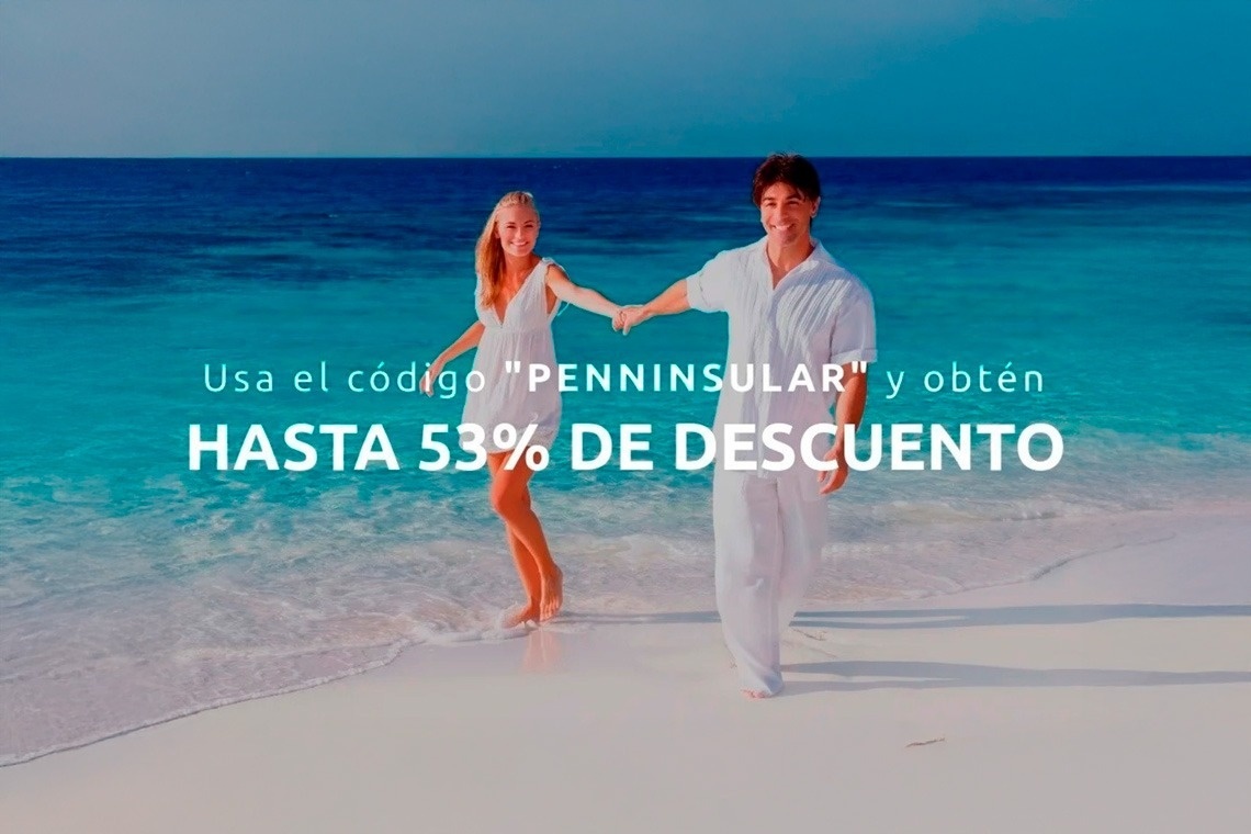 un hombre y una mujer sostienen las manos en la playa