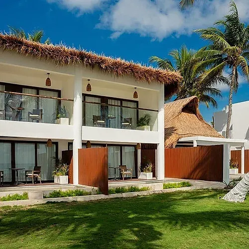 The Fives Corpo: modern rooms with balconies overlooking the sea.