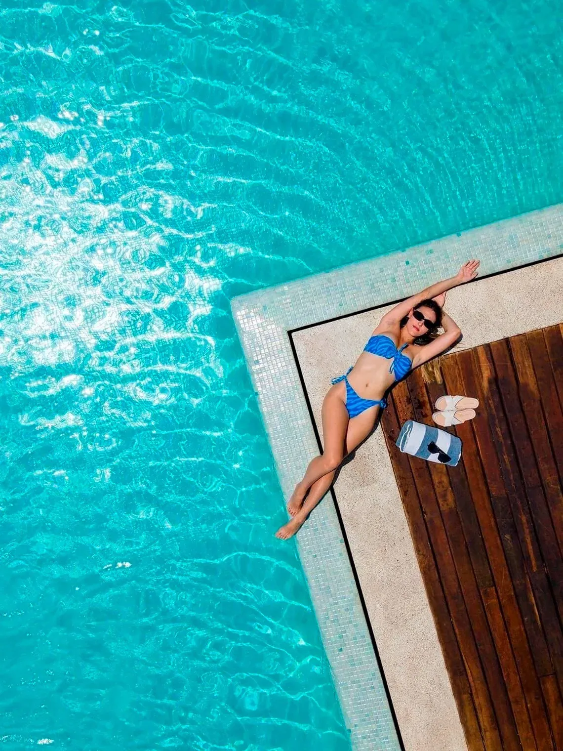 Relájate junto a la piscina en The Fives Downtown Hotel, México. Reserva oficial.