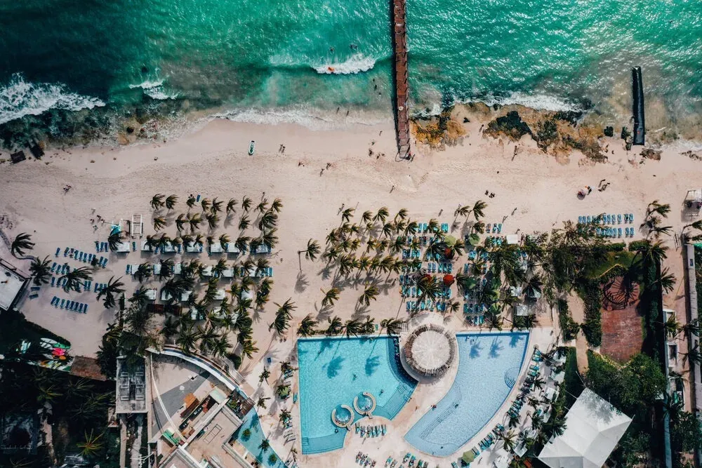 Resort caribeño con piscinas y playa. Paquetes hotel + vuelo al Caribe Mexicano, ¡ahorra hasta 30%!