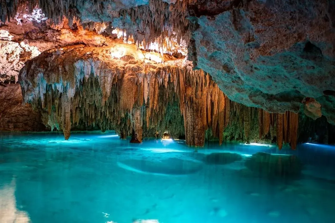 Cenote cristalino en The Fives Corpo. Descubre la belleza subterránea.