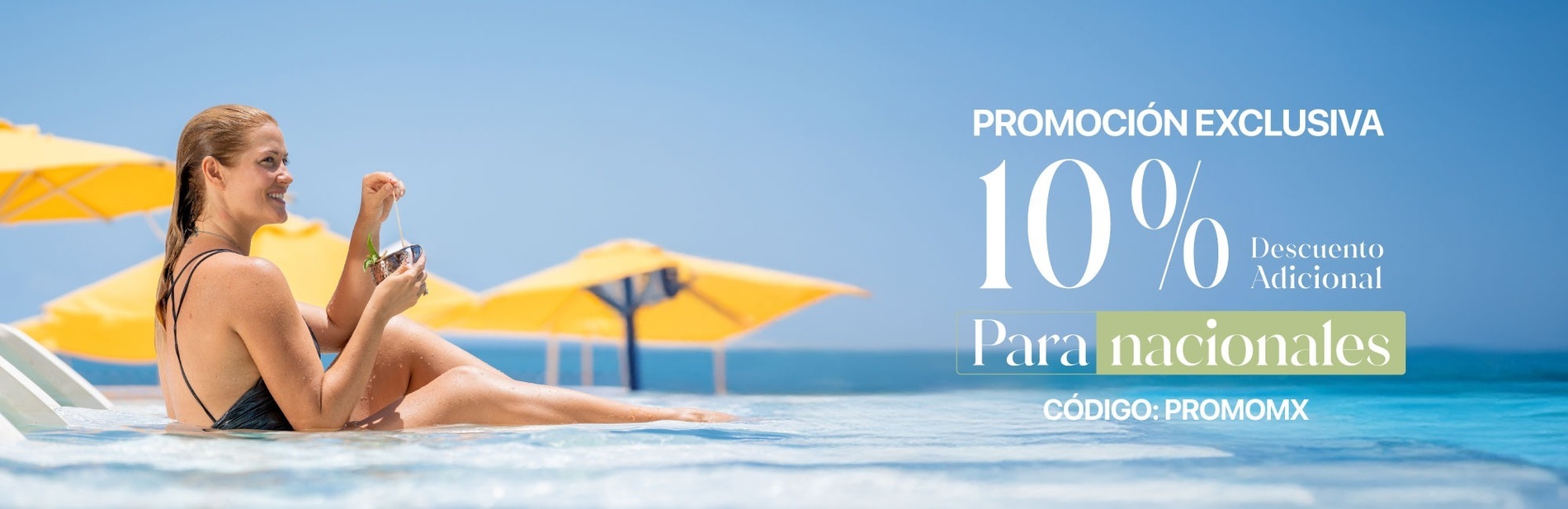 un hombre y una mujer se paran en la puerta de una piscina