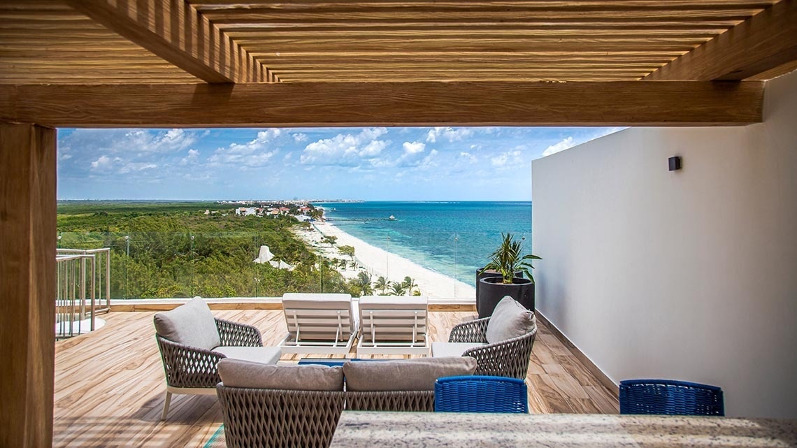 Terraza de lujo con vistas al mar en The Fives Oceanfront Riviera Maya. ¡Reserva tu estancia!