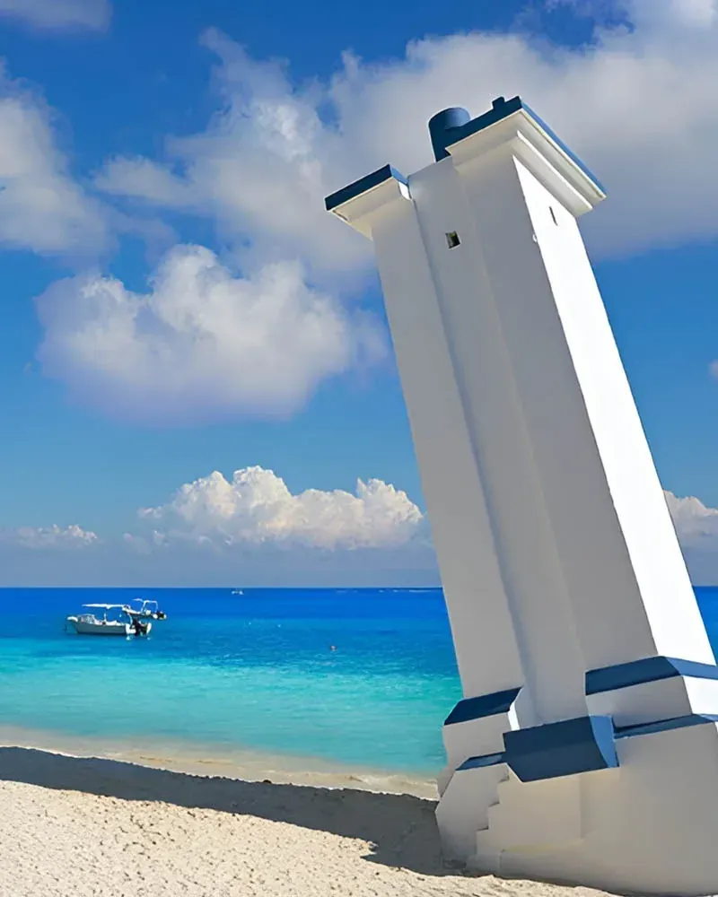 The Fives Corpo Lighthouse: Caribbean Sea views and white sandy beach.