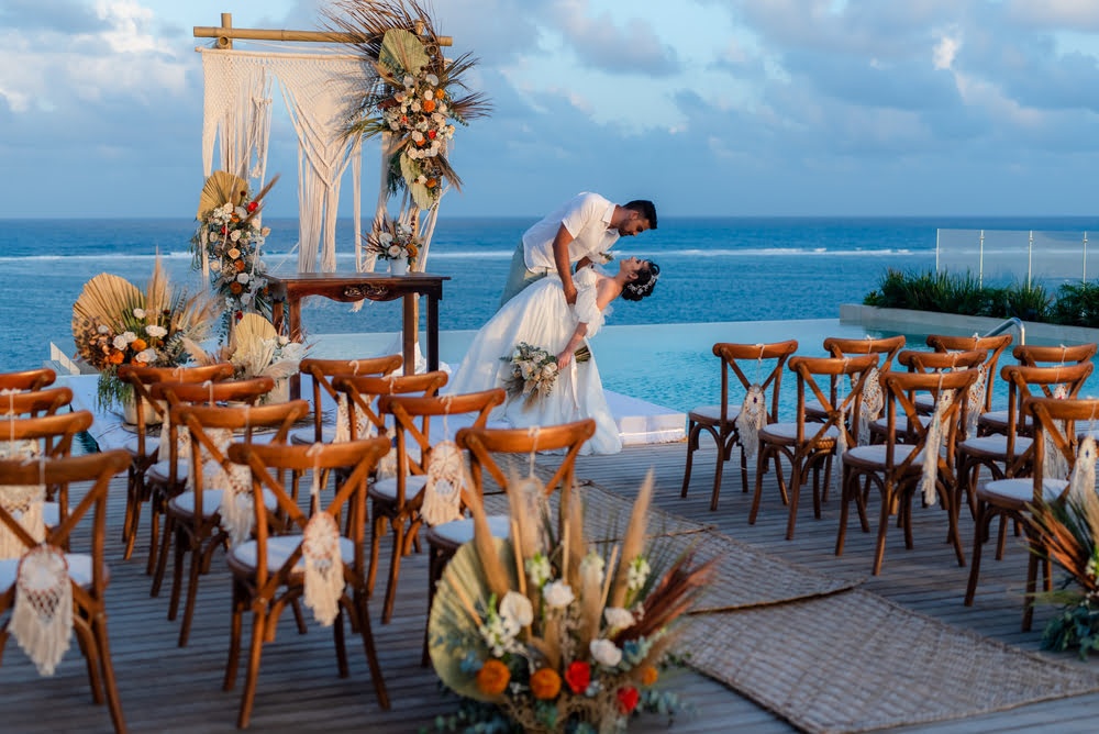 Experiencia de boda en terraza frente al mar en The Fives Oceanfront Puerto Morelos