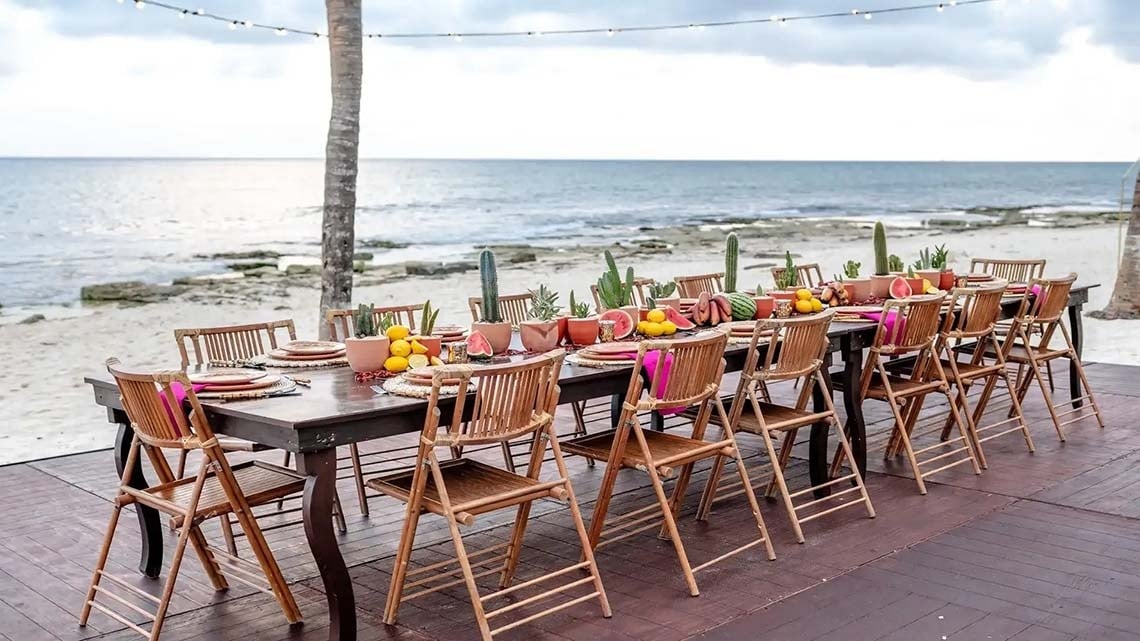 Hermosa mesa de eventos junto al mar, perfecta para celebraciones en The Beachfront by The Fives Hotels.