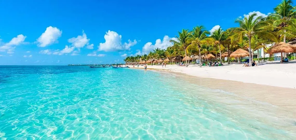 Las Fives Corpo: playa de arena blanca, aguas turquesas y palmeras. Ideal para vacaciones.