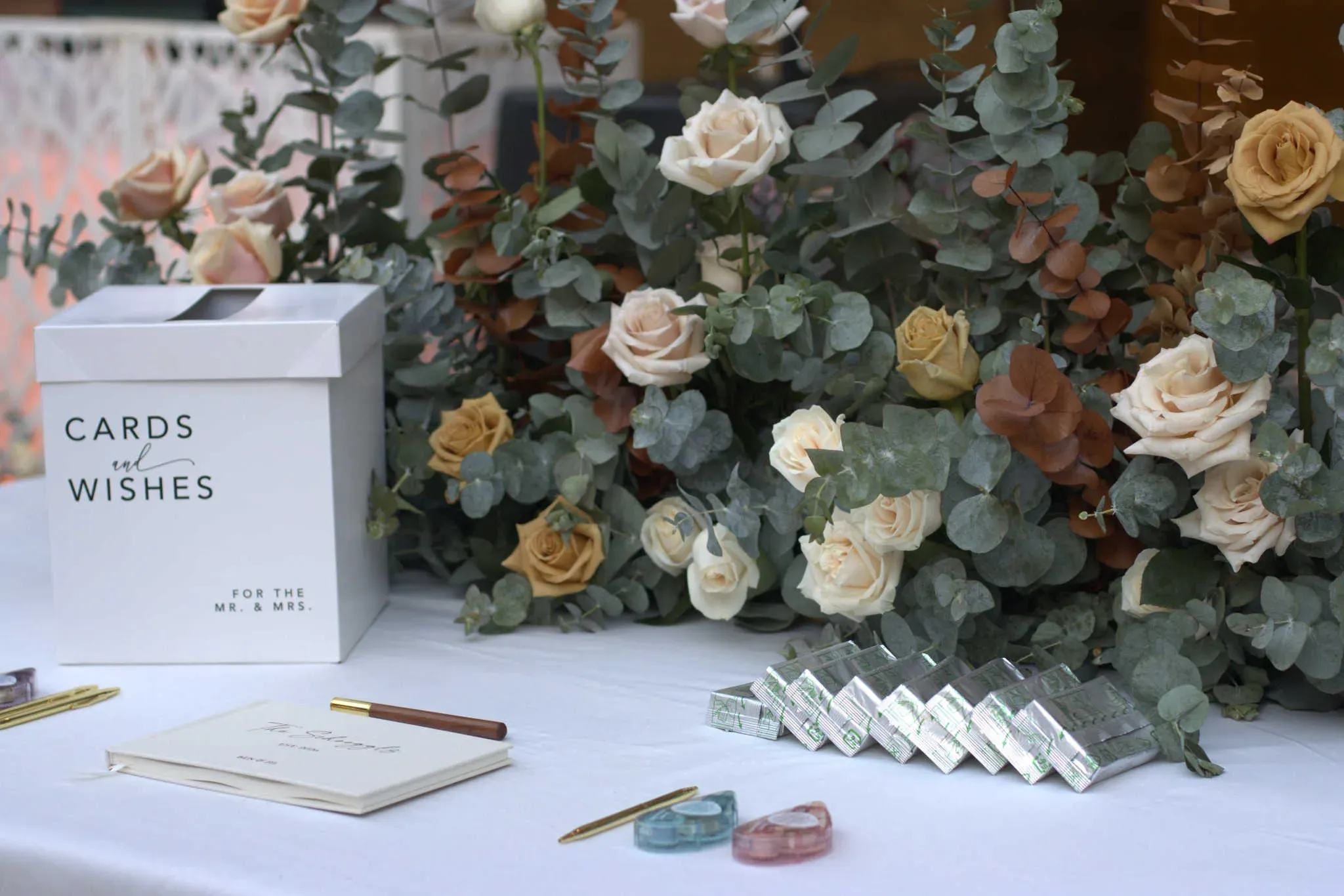 Montaje de ceremonia al aire libre en jardín con detalles florales elegantes