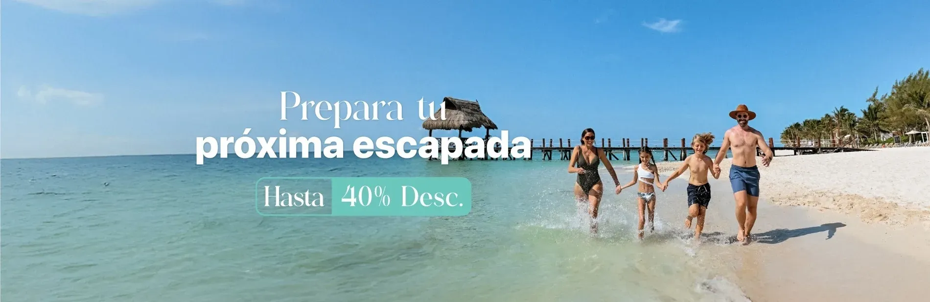 Oferta de Verano | The Fives Beach Hotel & Residences | Mexico: Familia feliz corre en la playa.