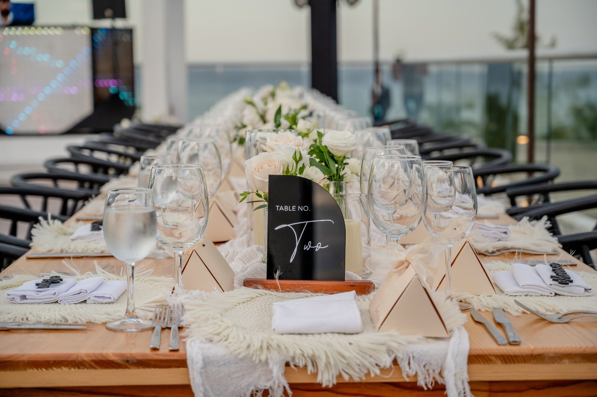 Montaje elegante de mesa para boda al aire libre en Riviera Maya