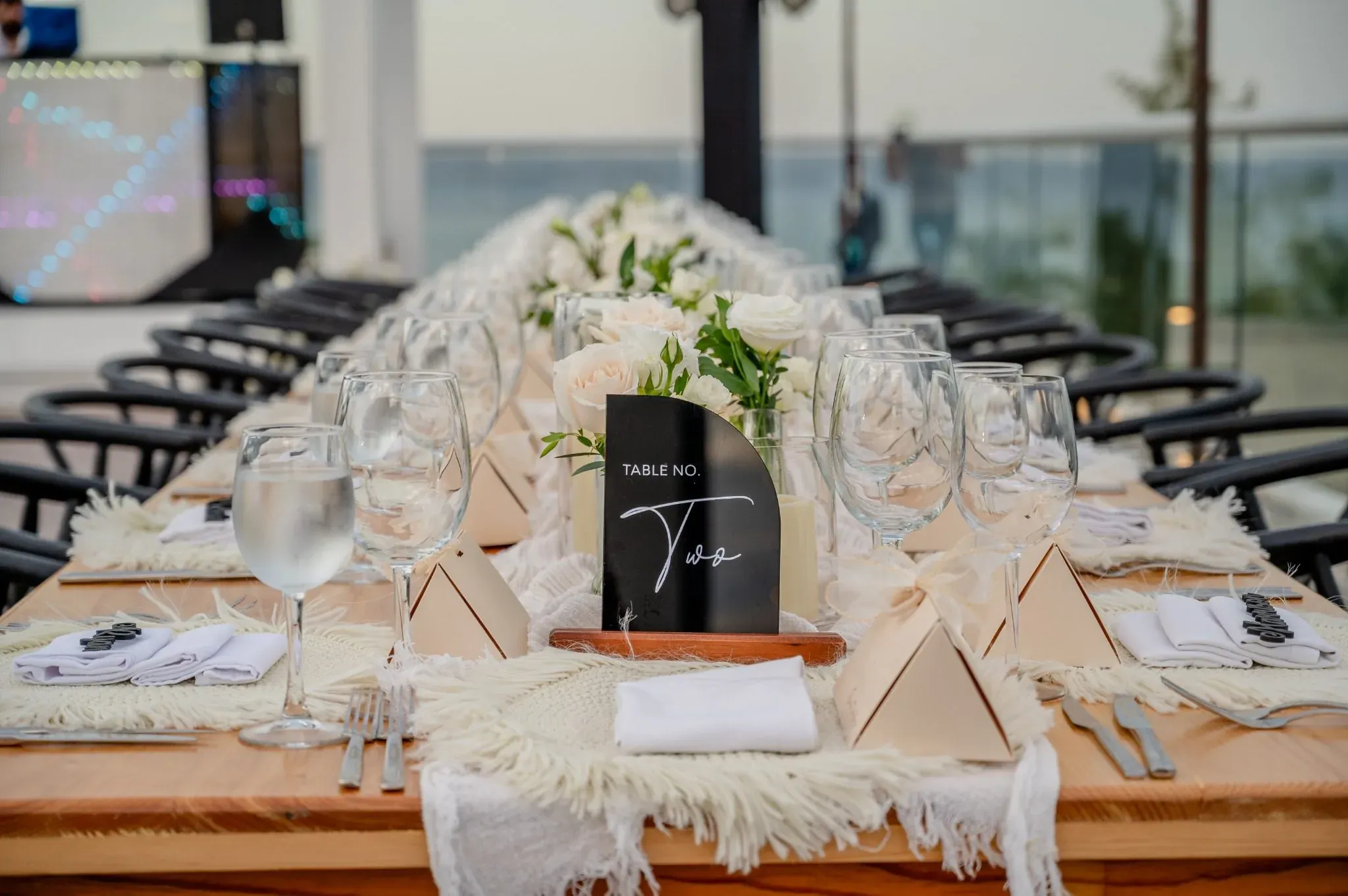 Montaje elegante de mesa para boda al aire libre en Riviera Maya