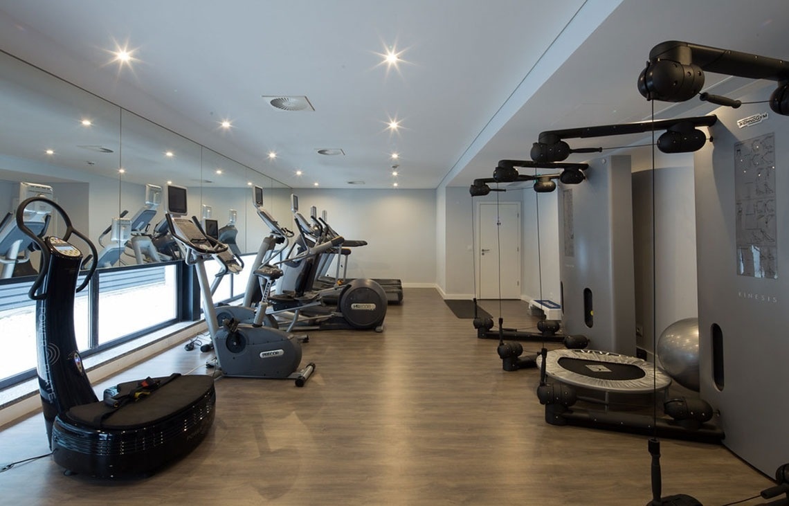 Ginásio moderno no Monchique Resort & SPA by Flagworld Hotels, com equipamentos de cardio e treino.