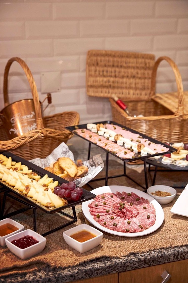 Buffet de charcutaria e queijos no Monchique Resort & SPA by Flagworld Hotels: buffet oficial.