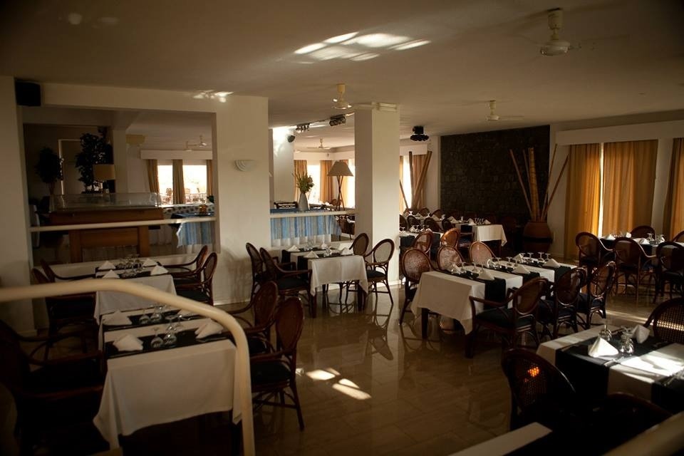 Lam Hotel Foya Branca: restaurante elegante com mesas postas e luz natural. Visite o site oficial.