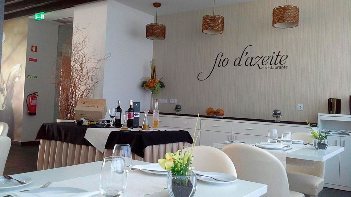 Restaurante com mesa posta e decoração, Fio d'Azeite, Flag Hotel Aljustrel | Website oficial.