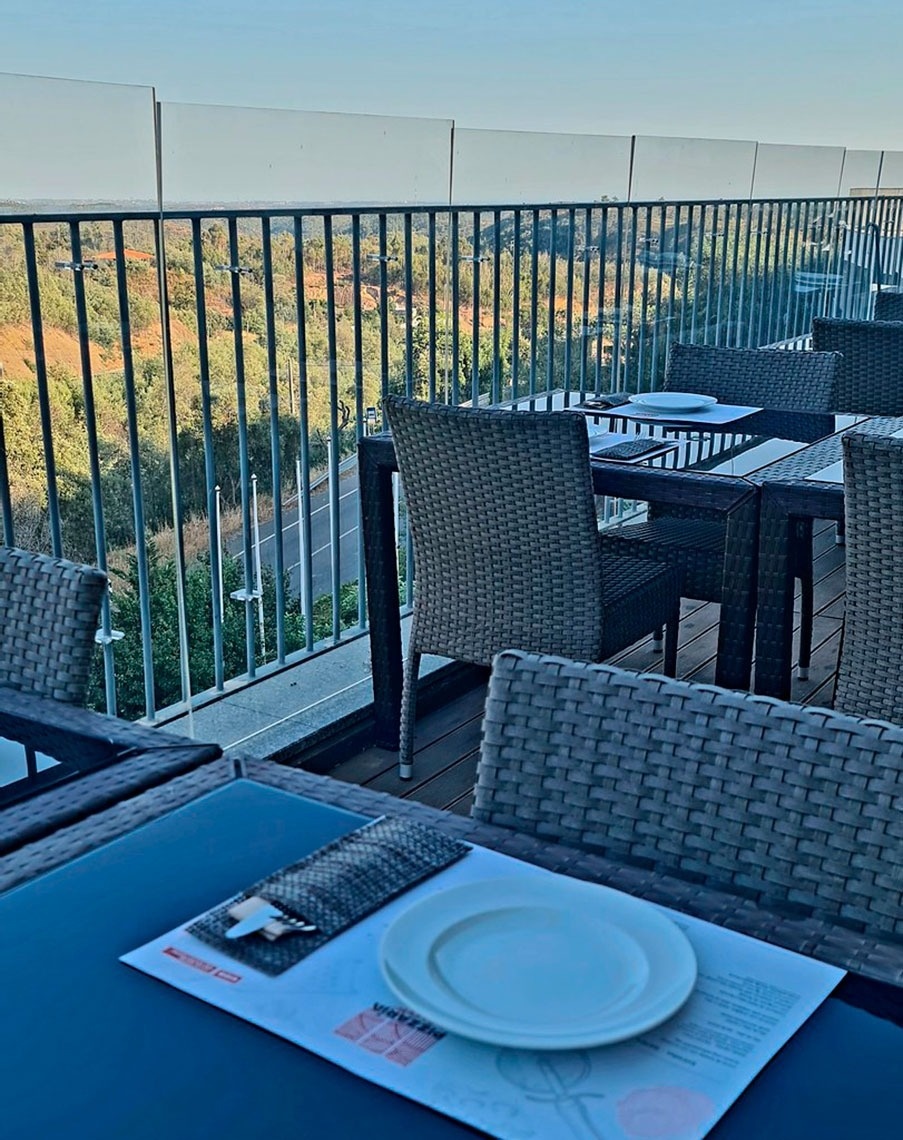 Mesas externas com vista panorâmica no Monchique Resort & SPA by Flagworld Hotels | Website oficial