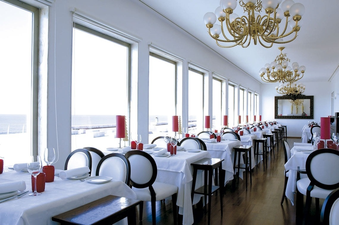 Elegant dining room with sea views at Lam Hotel Porto-Gaia.
