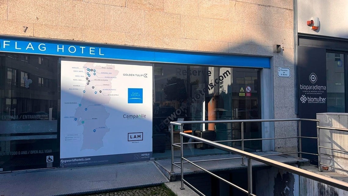 Flag Hotel Barcelos facade with entrance and map. Book your stay at Flag Hotel Barcelos today.