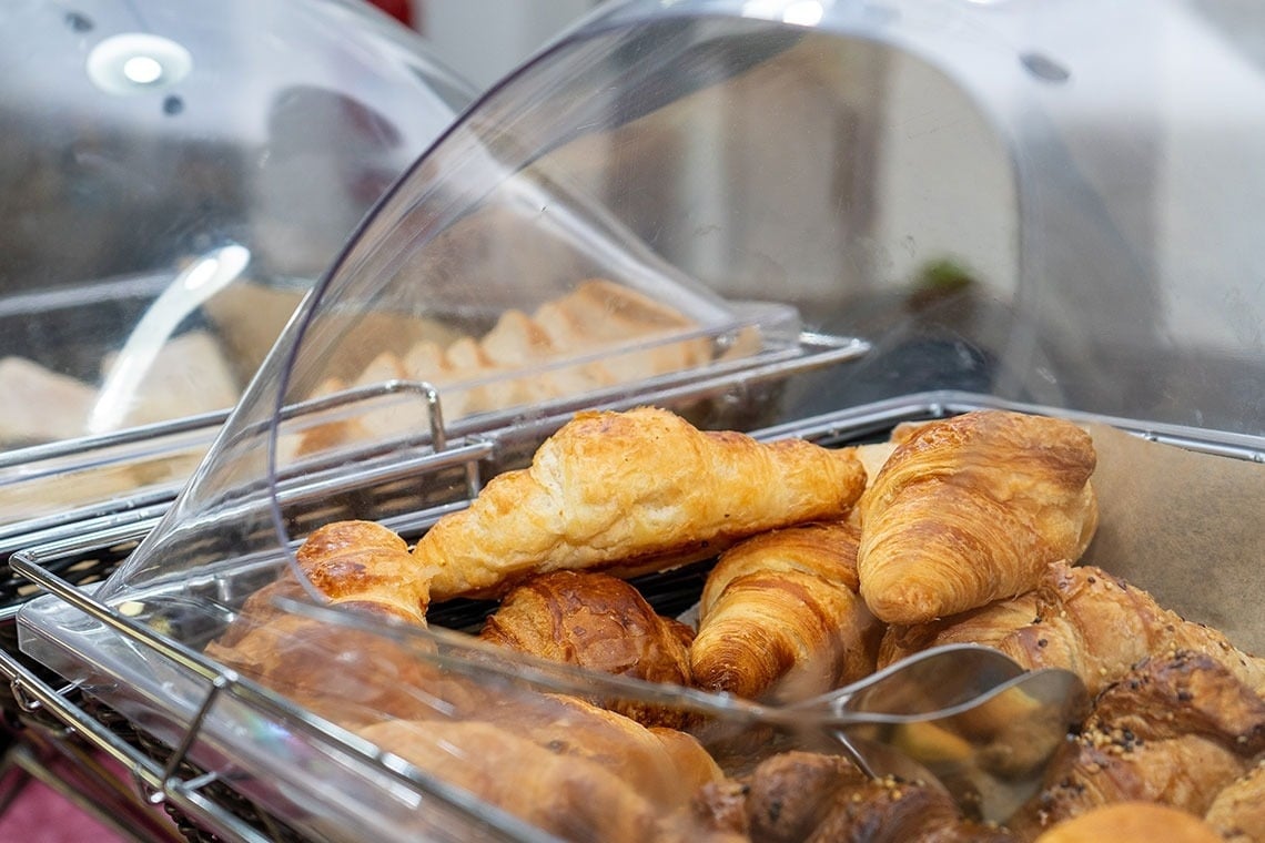 Campanile Setúbal | Croissants frescos e pães num buffet de pequeno-almoço
