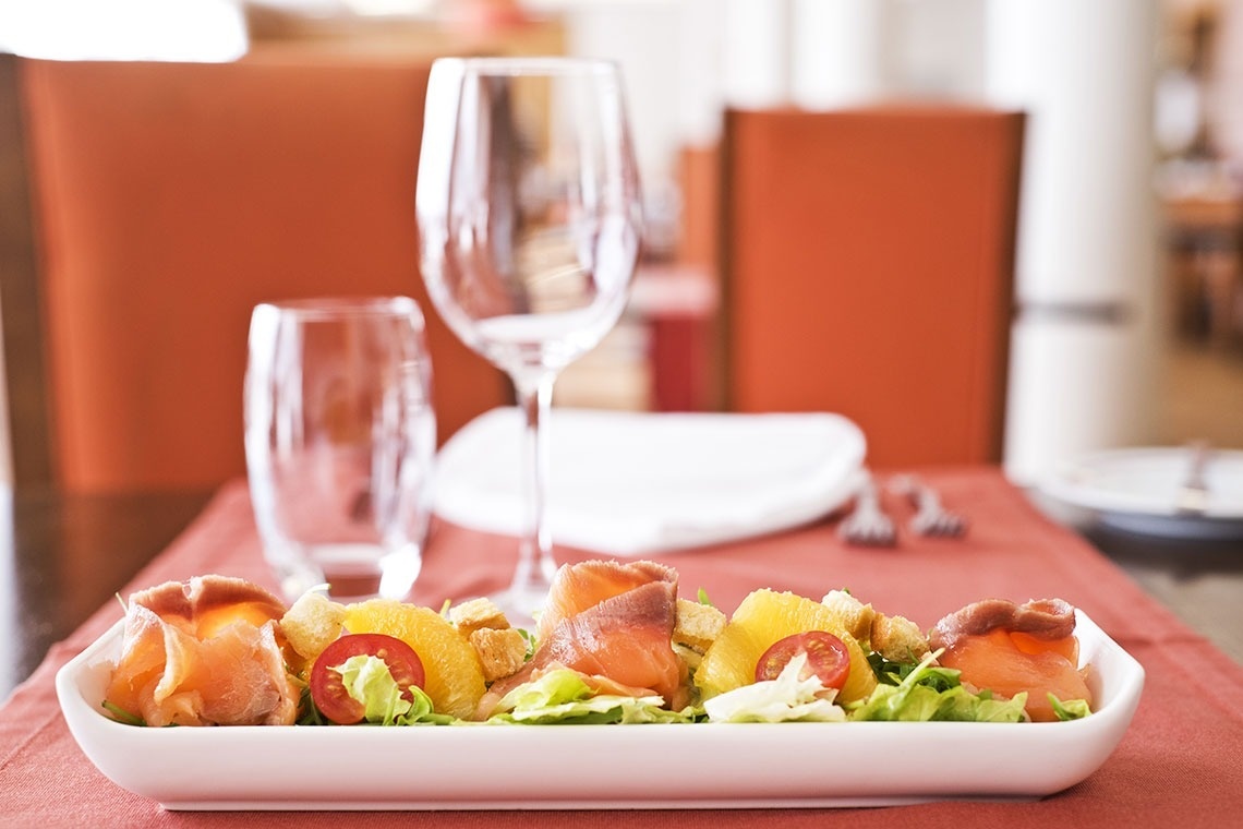 uma sala de jantar com mesas e cadeiras de madeira